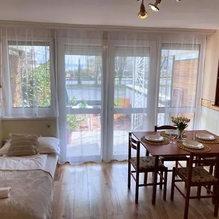 شقة Mikszath Apartman